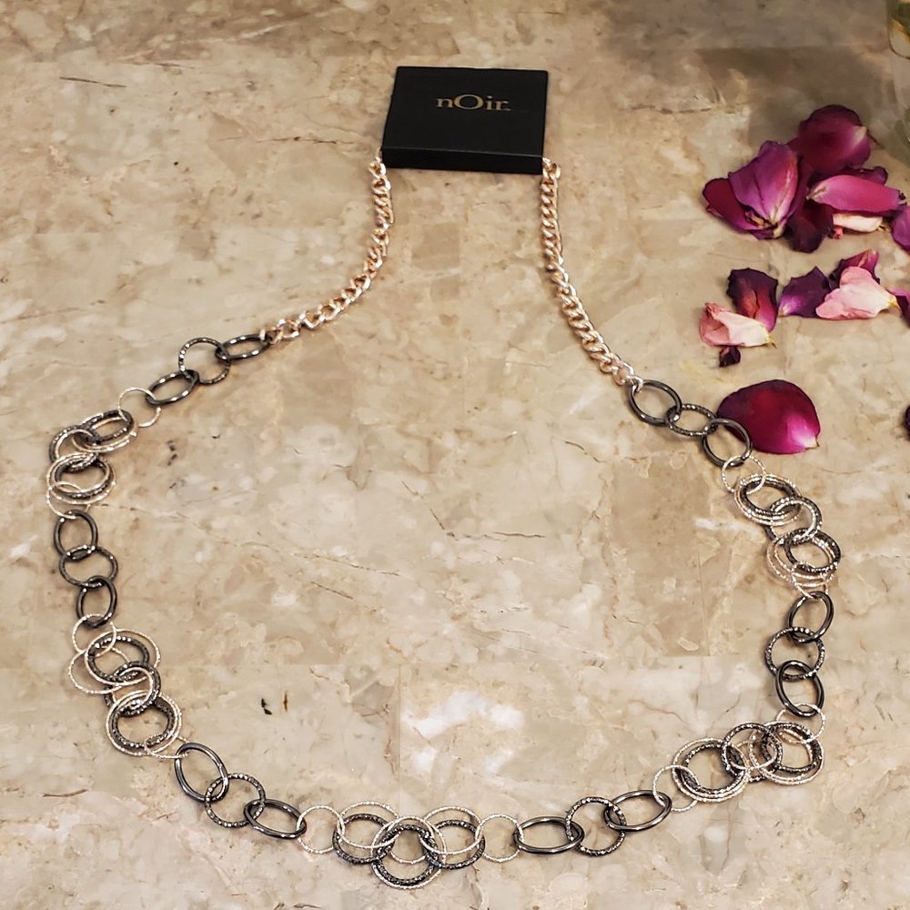 Two-tone elongated necklace by nOir